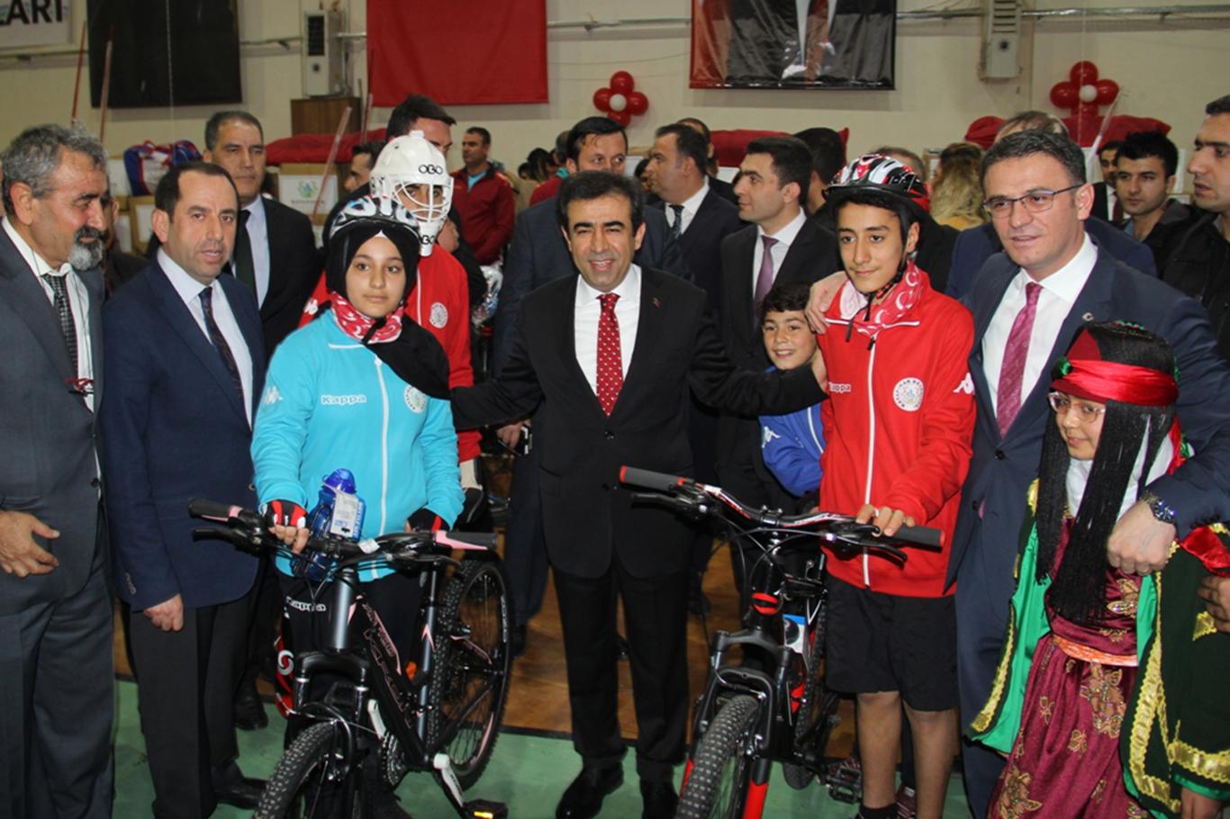 Diyarbakır'da 18 bin 313 spor malzemesi dağıtıldı